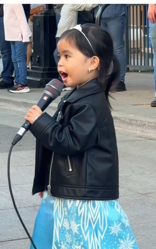 This 2 year old SINGER shocked EVERYONE 🥹❤️ I was playing piano in Los Angeles when Leona asked me if I could play “Let It Go” from Frozen ❄️🎹 As soon as I started playing, she noticed the microphone above her head and tried to reach it, such a cute moment🥹  After I helped her with the mic, everyone was waiting to hear her voice… and she did NOT disappoint 😳✨ Despite her young age, her voice was incredibly powerful, and she handled this difficult song very well 🎤❤️