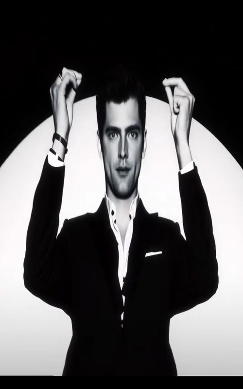 Sean O'Pry snapping fingers meme trend example by @tangyuan_glare