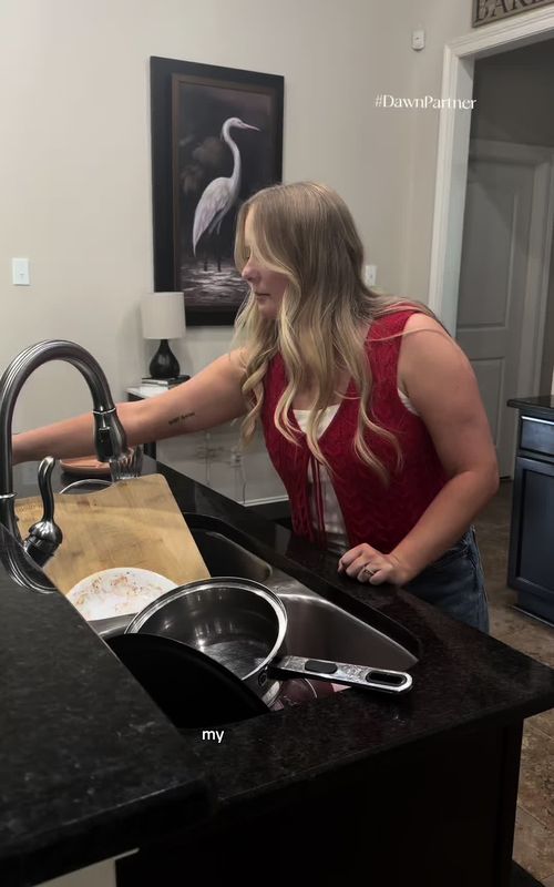 my daughter's taking a nap right now so it's the perfect time to do a kitchen reset let's go - TikTok hook example